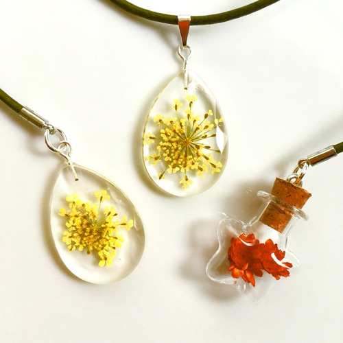 一点物☆お花の雫型レジンと星型小瓶の革紐チョーカー2連