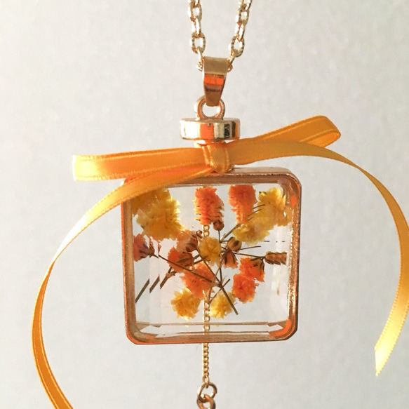 一点物☆3D立体・香水瓶型チャームのネックレス☆かすみ草の小さな贈物☆オレンジとイエロー系 2枚目の画像