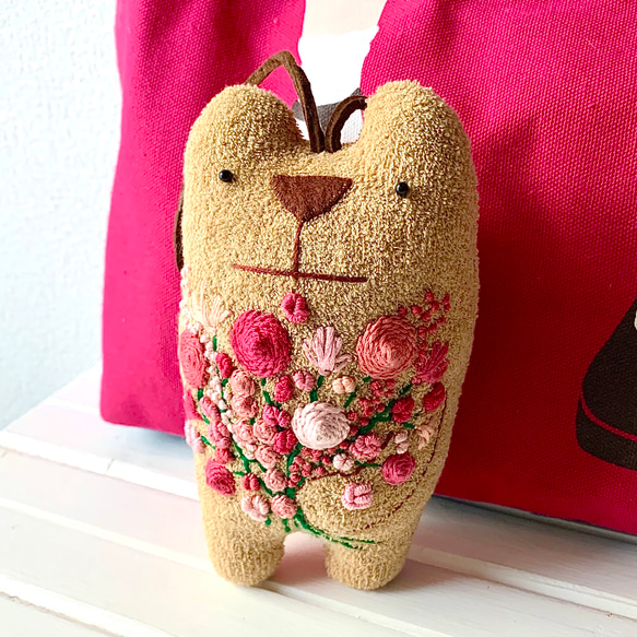 オーダー製作 ☆ピンクの花束をどうぞ☆のほほん 太っちょクマさんの縫いぐるみ☆ぶら下げタイプ 4枚目の画像