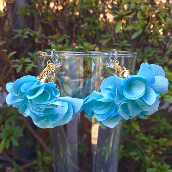 お花のピアス☆春色フラワータッセル3個☆エメラルドブルー☆ノン 
