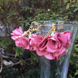 お花のイヤリング☆春色フラワータッセル3個☆ピンク☆金具変更可 3枚目の画像