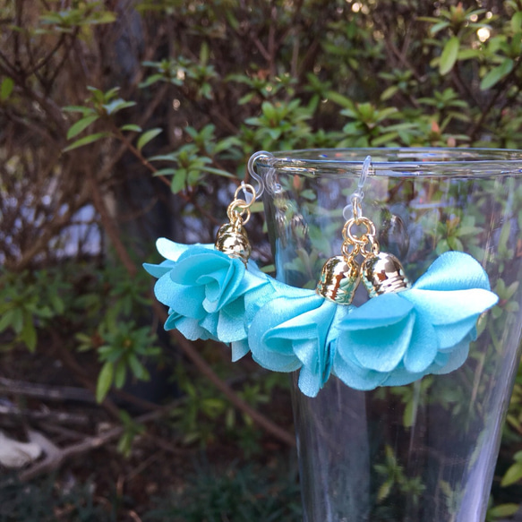 お花のイヤリング☆春色フラワータッセル2個☆エメラルドブルー☆ノンホール樹脂カンなしイヤリング金具変更可 2枚目の画像