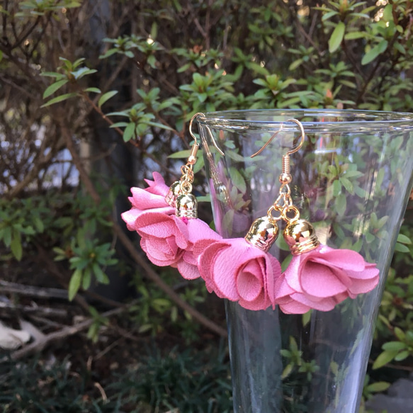 お花のピアス☆春色フラワータッセル2個☆ピンク☆金具変更可 3枚目の画像