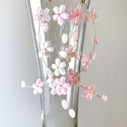 オーダー受注☆新色の色彩☆花びら舞う春を楽しむ桜のピアス 3枚目の画像