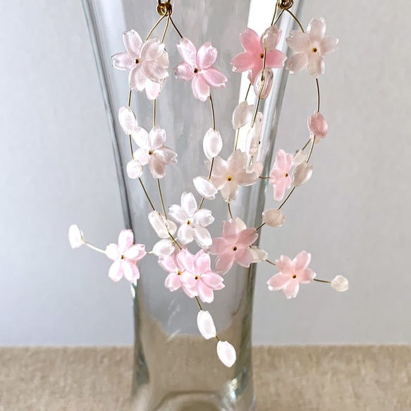オーダー受注☆新色の色彩☆花びら舞う春を楽しむ桜のピアス 6枚目の画像