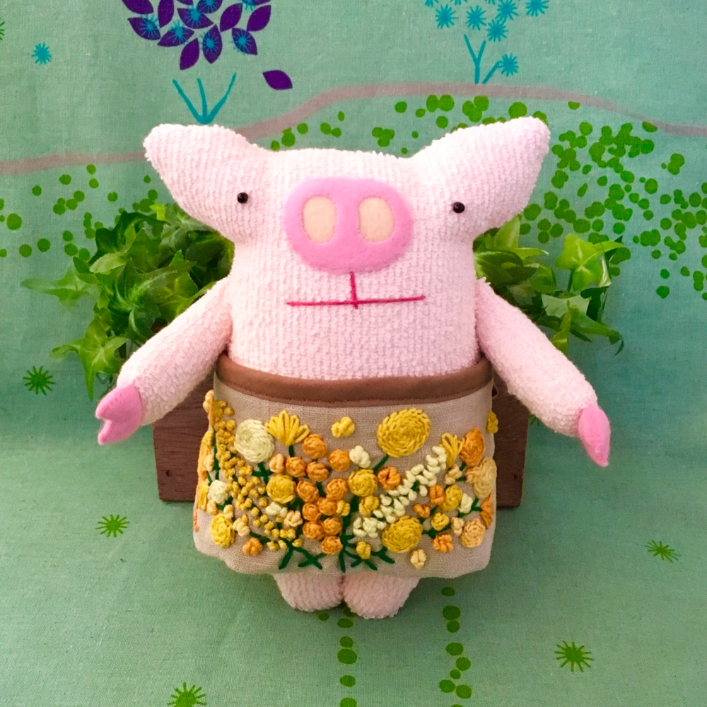 オーダー製作 ☆のほほん シリーズ☆ブタさんの縫いぐるみ☆イエローのお花のエプロン