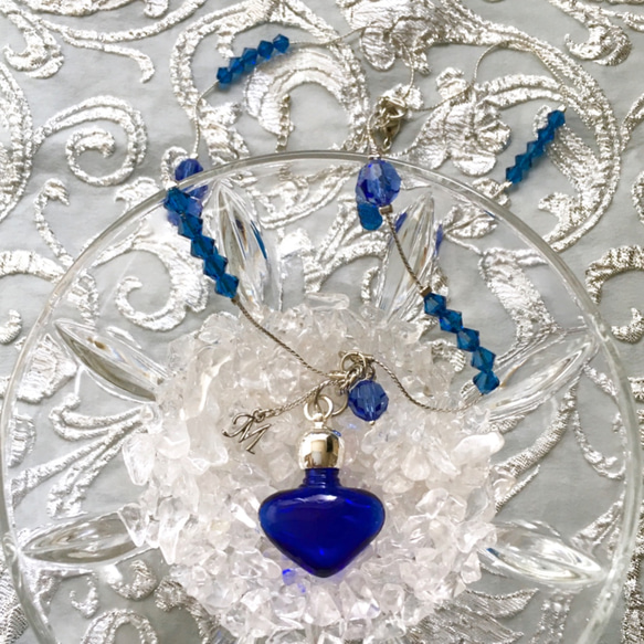 PARFUM No.2☆コバルトブルーの香水瓶のネックレス☆スワロフスキー  サファイヤ・カプリブルー 3枚目の画像