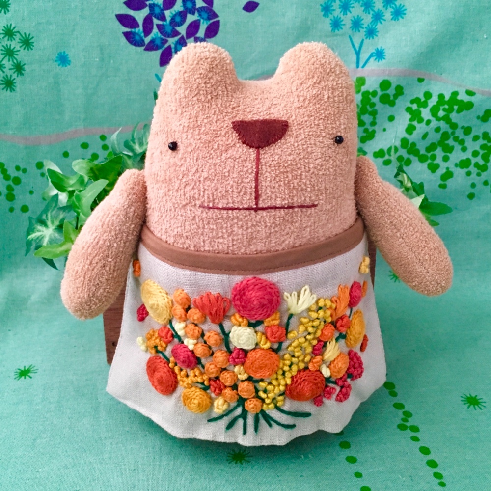 オーダー製作☆のほほんシリーズ☆大きな花束のエプロンをつけたクマさんの縫いぐるみ☆腕と尻尾付き