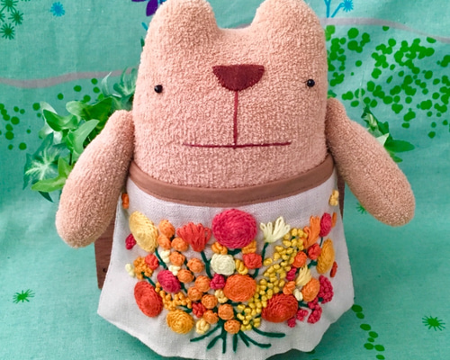 オーダー製作☆のほほんシリーズ☆大きな花束のエプロンをつけたクマ