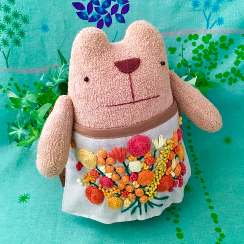 オーダー製作☆のほほんシリーズ☆大きな花束のエプロンをつけたクマ