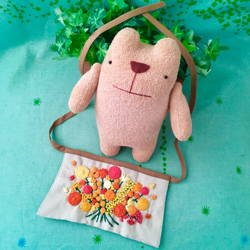 オーダー製作☆のほほんシリーズ☆大きな花束のエプロンをつけたクマ