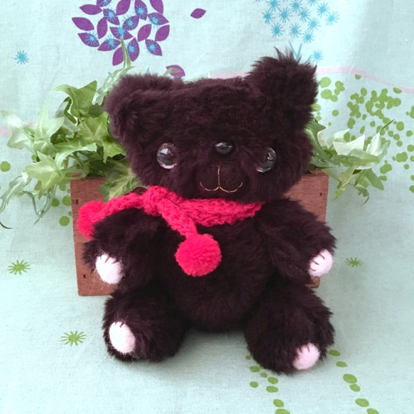 オーダー製作☆クマさん似のフワモコ黒猫さんの縫いぐるみ☆赤いマフラー付き 9枚目の画像