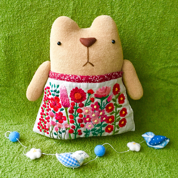 【つん...様☆ご確認専用ページ】BIGなクマさんと特注お花刺繍のエプロン 1枚目の画像