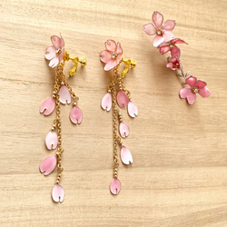 【感謝祭☆送料無料】一点物ディップアート☆桜と花びらのイヤリング 6枚目の画像