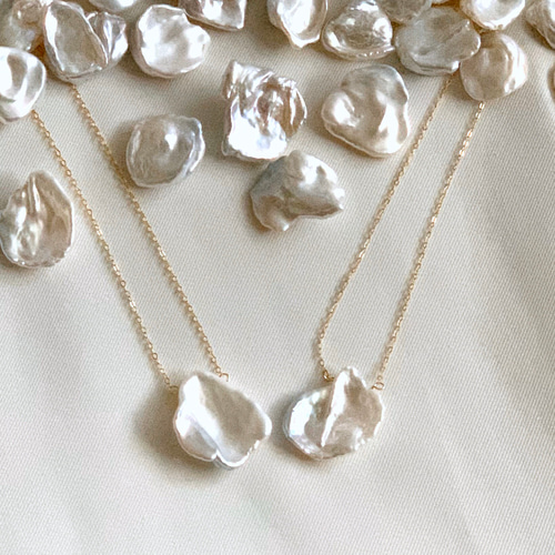 大きな花びら2cm大☆14kgf淡水ケシパールのネックレス☆短めチェーン