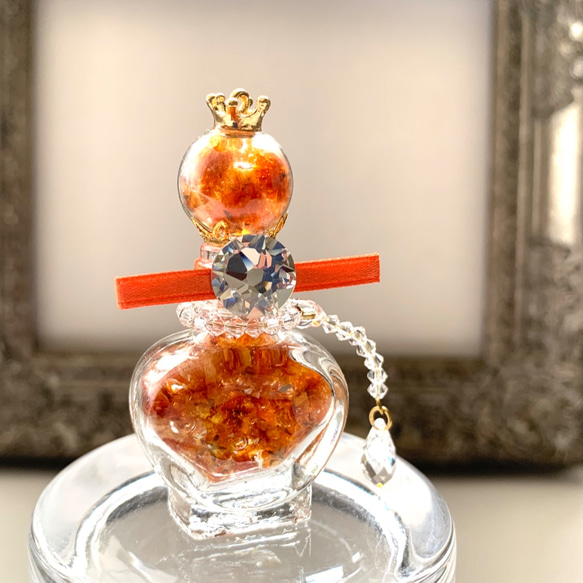 かすみ草とスワロフスキーの香水瓶の置物☆キャメルオレンジ 2枚目の画像