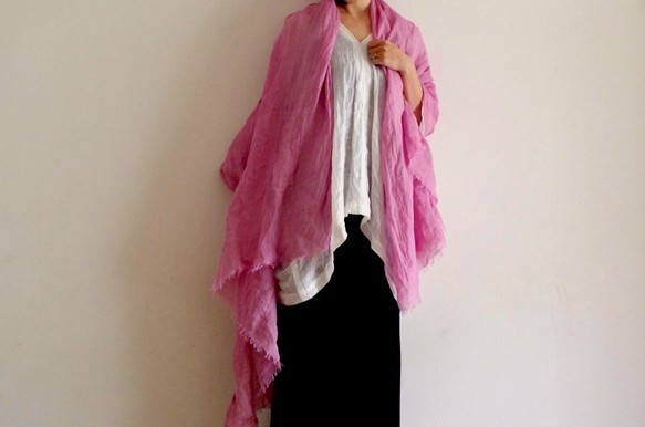 コチニール染め　薄手リネンのストール＜raspberry＞ 1枚目の画像