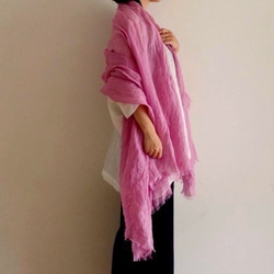 コチニール染め　薄手リネンのストール＜raspberry＞ 2枚目の画像