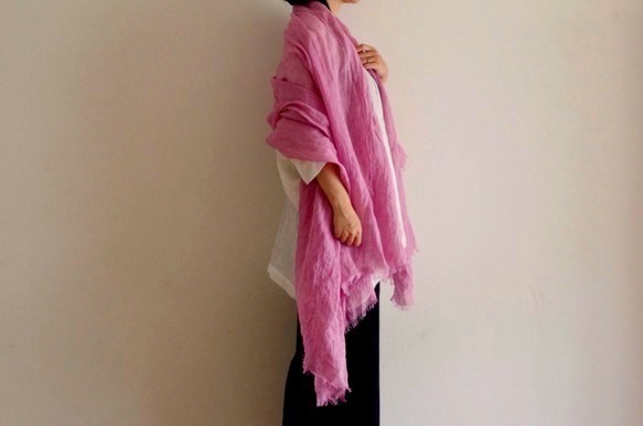 コチニール染め　薄手リネンのストール＜raspberry＞ 2枚目の画像