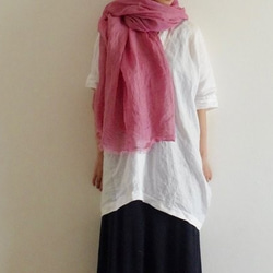 コチニール染め　薄手リネンのストール＜raspberry＞ 3枚目の画像