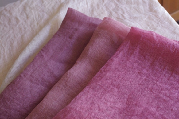 コチニール染め　薄手リネンのストール＜raspberry＞ 4枚目の画像