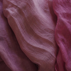 コチニール染め　薄手リネンのストール＜raspberry＞ 5枚目の画像