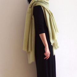 草木染め　大判ウールリネンのストール　＜ Autumn leaves- 蓬　＞ 2枚目の画像