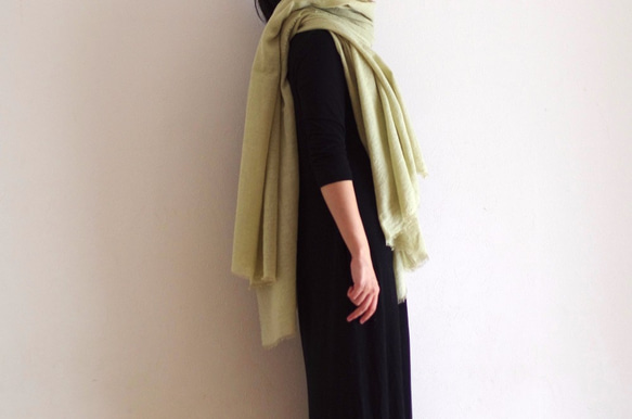 草木染め　大判ウールリネンのストール　＜ Autumn leaves- 蓬　＞ 2枚目の画像