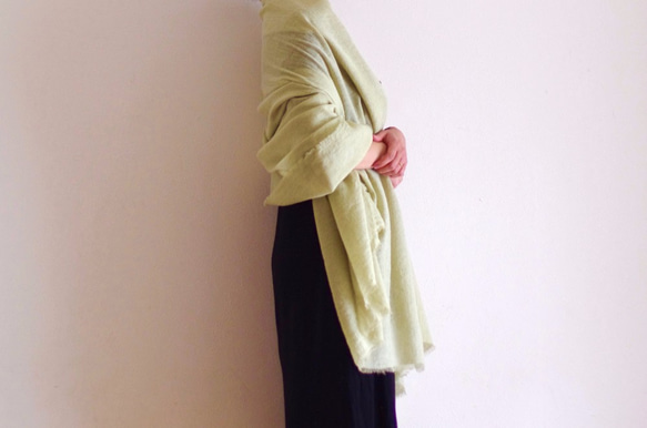 草木染め　大判ウールリネンのストール　＜ Autumn leaves- 蓬　＞ 1枚目の画像