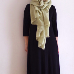 草木染め　大判ウールリネンのストール　＜ Autumn leaves- 蓬　＞ 3枚目の画像