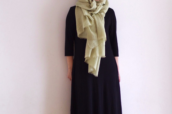 草木染め　大判ウールリネンのストール　＜ Autumn leaves- 蓬　＞ 3枚目の画像