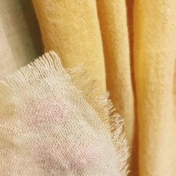 草木染め　大判ウールリネンのストール　＜ Autumn leaves- 蓬　＞ 5枚目の画像