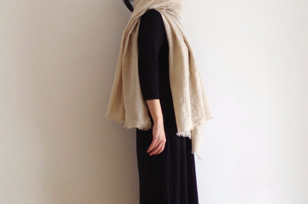 草木染め　大判ウールリネンのストール　　＜ Autumn leaves- 胡桃＞