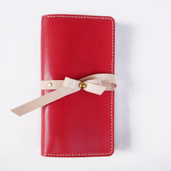 【iPhone】リボン付きiPhone手帳型ケース＜赤ｘナチュラル＞スタッズとリボンが付いた可愛い紐留めスマホケース 1枚目の画像