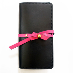 【iPhone】リボン付きiPhone手帳型ケース＜黒ｘピンク＞本革にピンクリボンが付いた可愛いスマホケース 1枚目の画像
