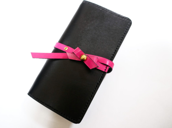 【iPhone】リボン付きiPhone手帳型ケース＜黒ｘピンク＞本革にピンクリボンが付いた可愛いスマホケース 2枚目の画像
