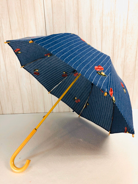 〔ﾃﾞﾆﾑ＊さくらんぼ刺繍＊撥水加工済＊手元木製＊ｽﾄﾗｲﾌﾟ〕HiraTen　parasol 1枚目の画像