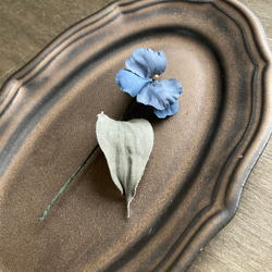 Viola brooch【Navy Blue】 3枚目の画像