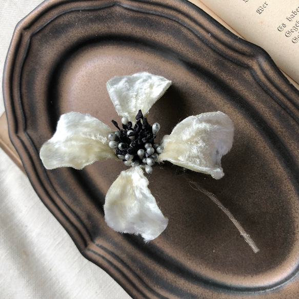 Cross flower  broach【white】 2枚目の画像