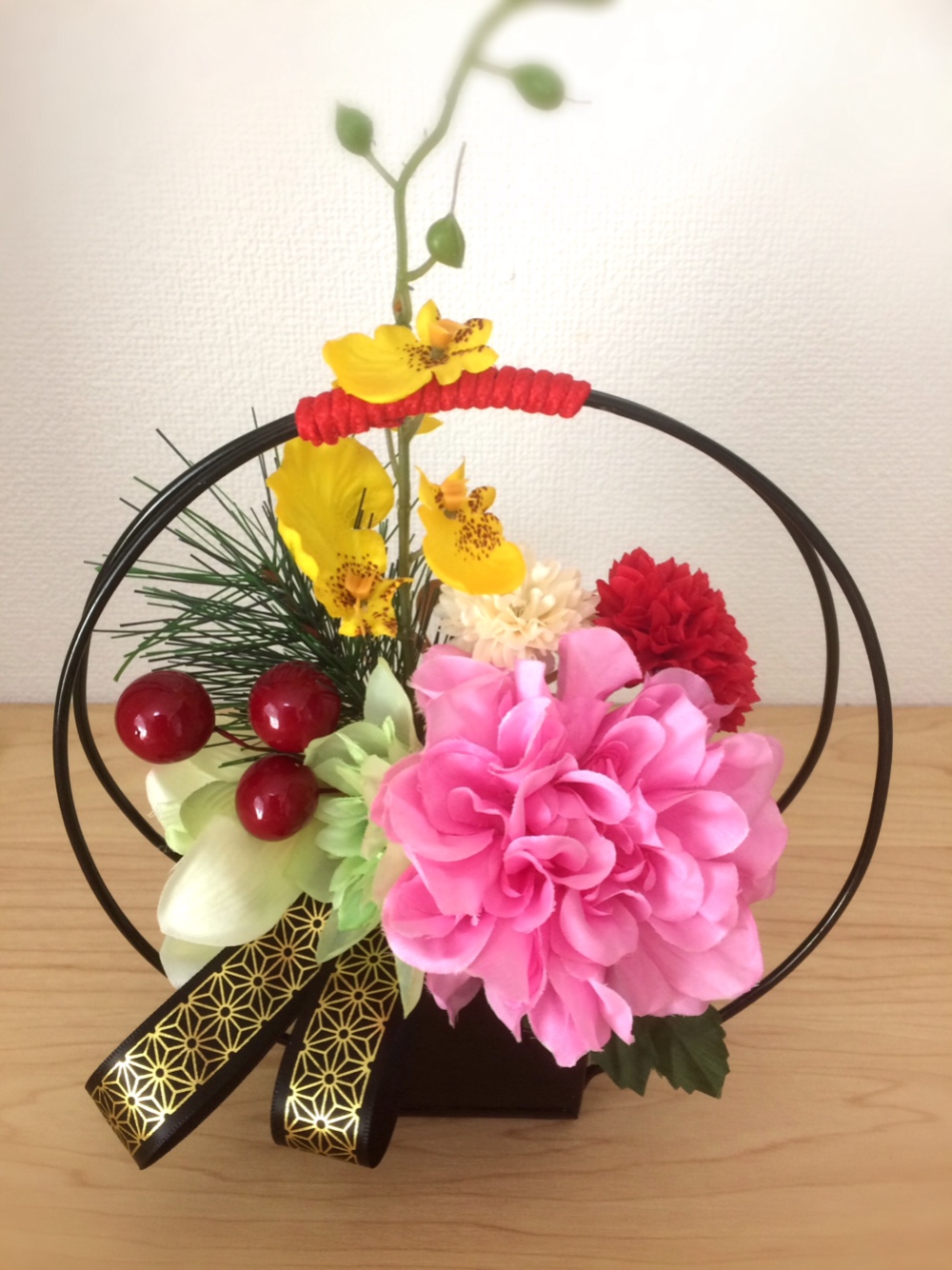 お正月飾りピンクダリア白マム造花アレンジメント