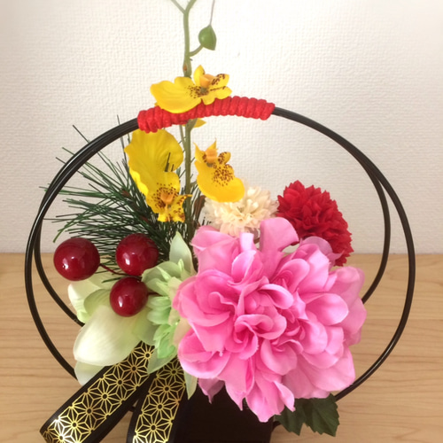 お正月飾り　ピンクダリア　白マム　造花アレンジメント お正月飾りピンクダリア白マム造花アレンジメント
