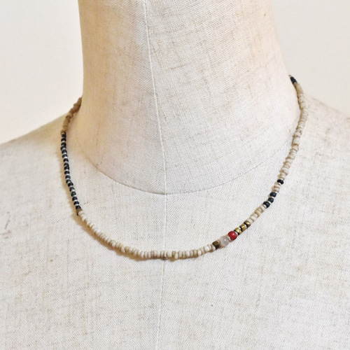 古代瑪瑙と金赤ホワイトハーツ、象牙色アンティークビーズとインディゴ