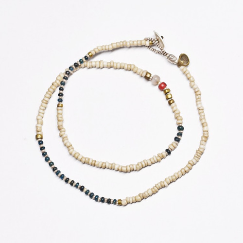 古代瑪瑙と金赤ホワイトハーツ、象牙色アンティークビーズとインディゴ