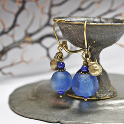 藍色非洲粉末玻璃和青金石，民間鐘形耳環 第3張的照片