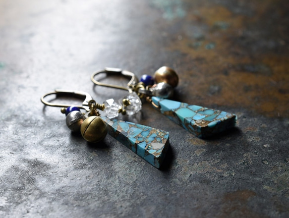 藍色銅綠松石和兩種類型的鈴鐺、herkimer 鑽石、青金石耳環 第2張的照片
