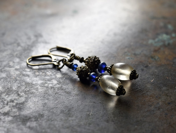 古董波西米亞珠子和深藍色珠子，民族黃銅不對稱耳環 第1張的照片