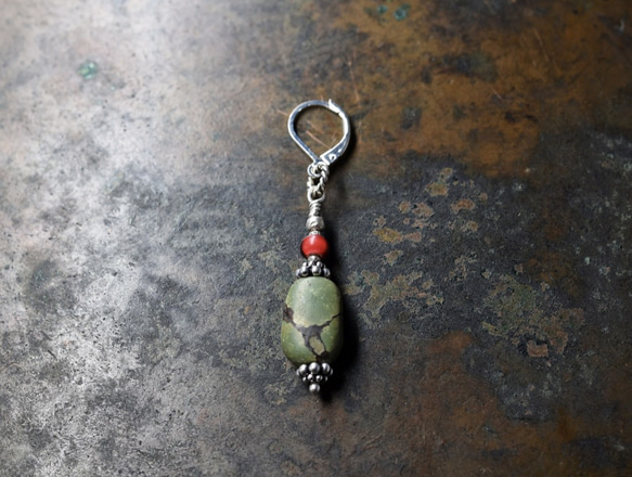 老西藏綠松石和金紅白心一隻耳環 第2張的照片