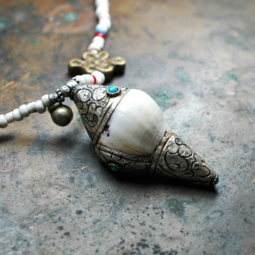 チベット製巻貝ペンダントトップのホワイトネックレス