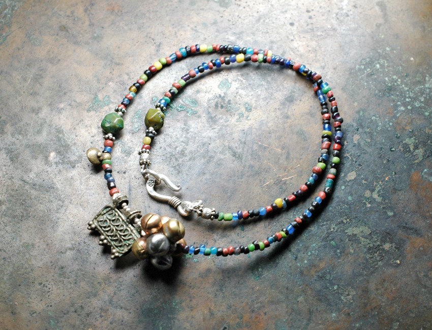 エチオピアンシルバーと多彩アンティークビーズの鈴なりネックレス