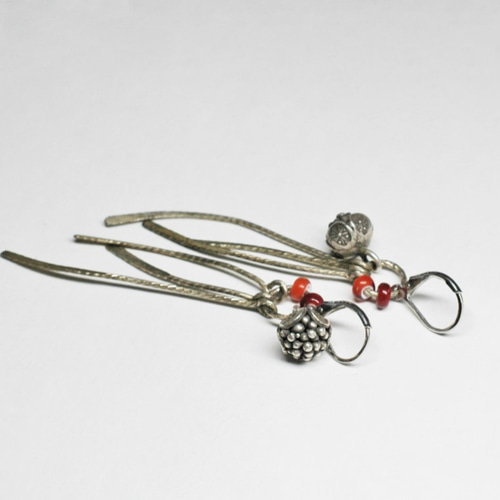 ミャオ族とカレン族のシルバーパーツとアンティークビーズのピアス
